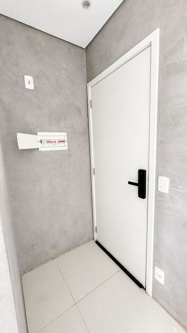 Entrada social do apartamento com fechadura eletrônica.