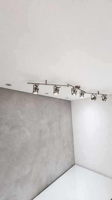 Luminária da sala, direcionando a espaço da mesa de jantar.