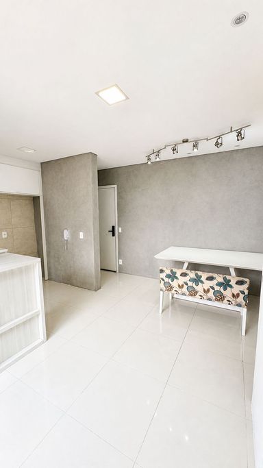 Sala integrada para estar e jantar, com piso em porcelanato.