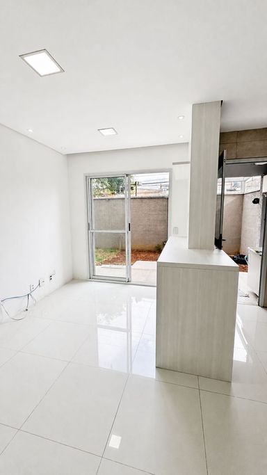 Sala ampla, bem iluminada, com acesso direto ao garden privativo.