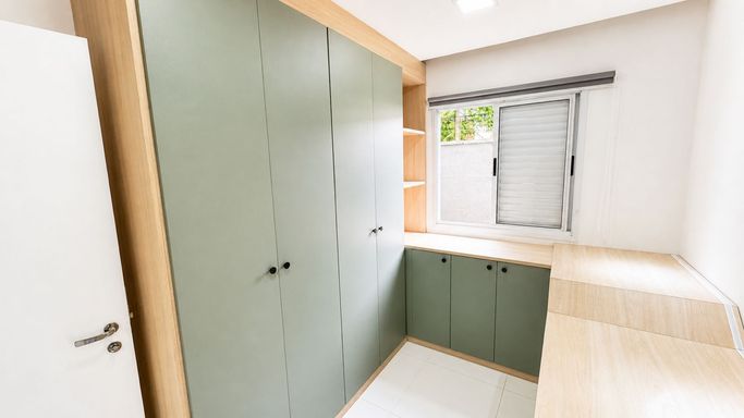 Ambiente planejado com armários, bancada e ótima funcionalidade.