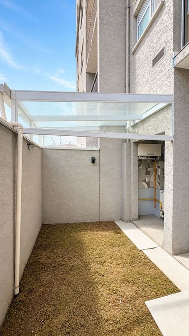 Garden privativo com cobertura parcial e espaço externo exclusivo.