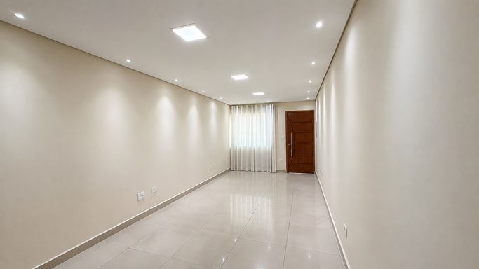 Sala com excelente profundidade e espaço para criação de ambientes independentes de estar e jantar.