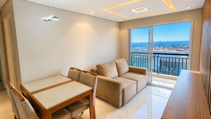 Sala para 2 ambientes, integrada entre estar e jantar. Com sofá retrátil e mesa retrátil. Sanca e iluminação em led.