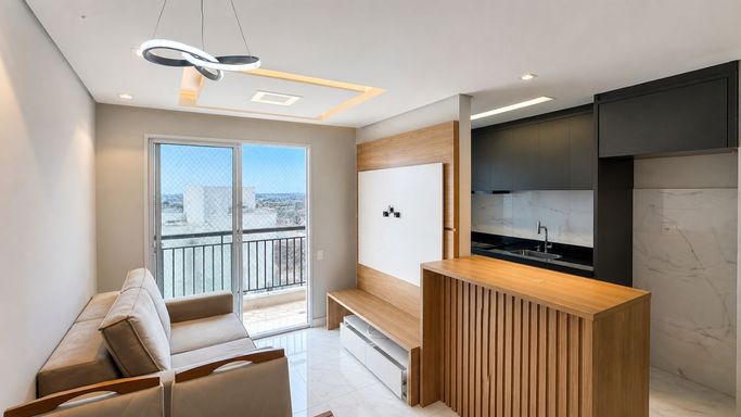 Sala para 2 ambientes, integrada entre estar e jantar. Com painel para TV, e balcão integrando a cozinha.