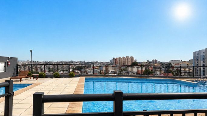 Área de piscina com amplo espaço descoberto para solarium, piscina infantil,  espreguiçadeira e vista livre para a região, proporcionando lazer e conforto aos moradores.