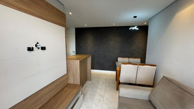 Sala para 2 ambientes, integrada entre estar e jantar. Com sofá retrátil e mesa retrátil. Sanca e iluminação em led.