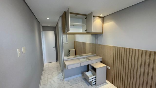Quarto (suíte) principal, espelho e penteadeira.