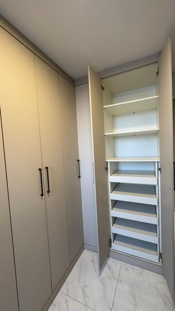 Nichos e sapateira. Escritório/Closet.