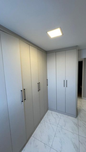 Escritório/Closet, com móveis planejados.