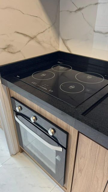 Cooktop indução e forno.