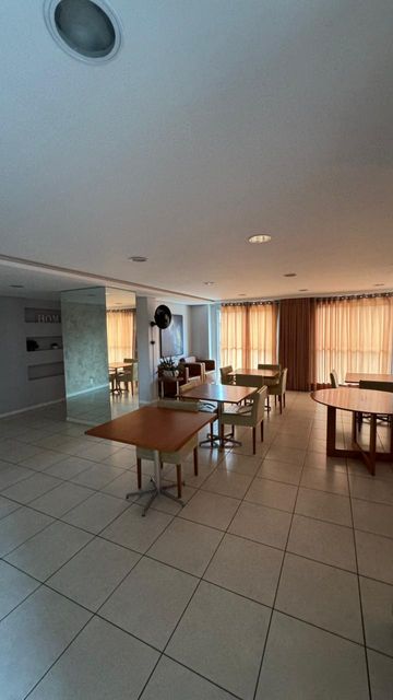 Salão de festas amplo, com mesas, cadeiras e boa iluminação natural, ideal para confraternizações, aniversários e eventos dos moradores.