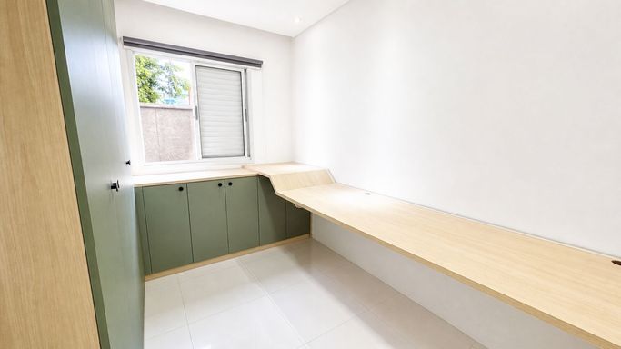 Quarto planejado, ideal para uso como closet ou escritório.