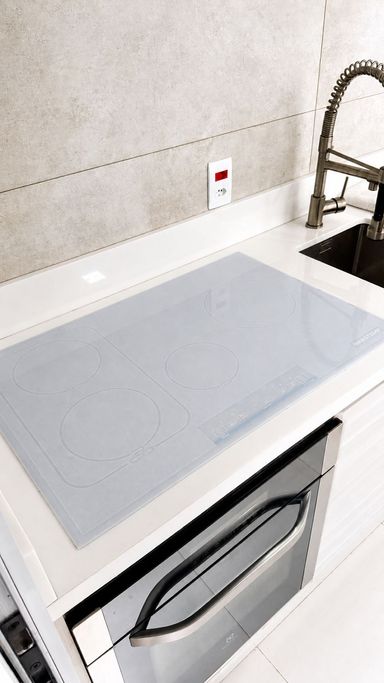 Cooktop por indução novo e forno embutido.