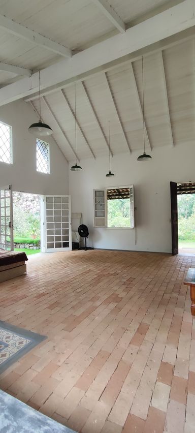 SALA AMPLA COM LAREIRA