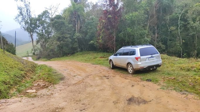 ESTRADA E CARRO CHEGADO DO TERRENO