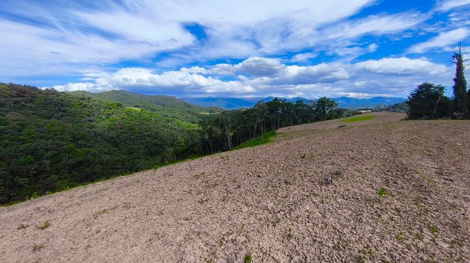 Chão de casa pronto com serra ao fundo