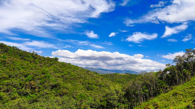 Vista aberta da serra e do céu na chácara à venda em Águas Mornas SC