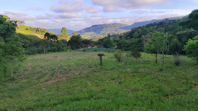 TERRENO PLANO E NATUREZA