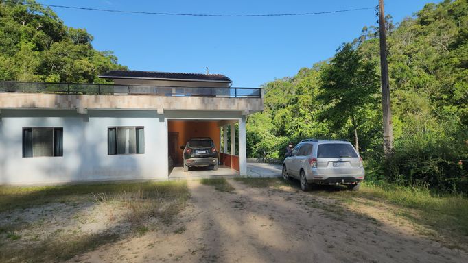 CASA COM 2 QUARTOS E AREA DE FESTAS EM CIMA