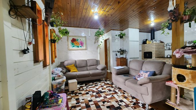 SALA DE ESTAR COM SOFAS E MÓVEIS
