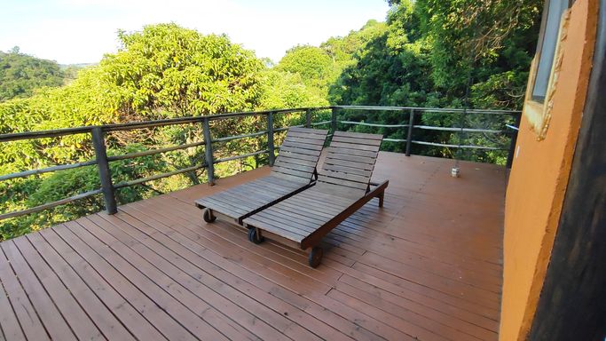 DECK COM ESPREGUIÇADEIRA