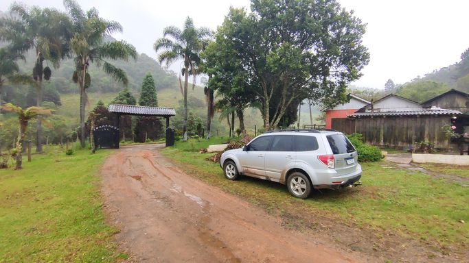 CARRO , PORTAL E ARVORES