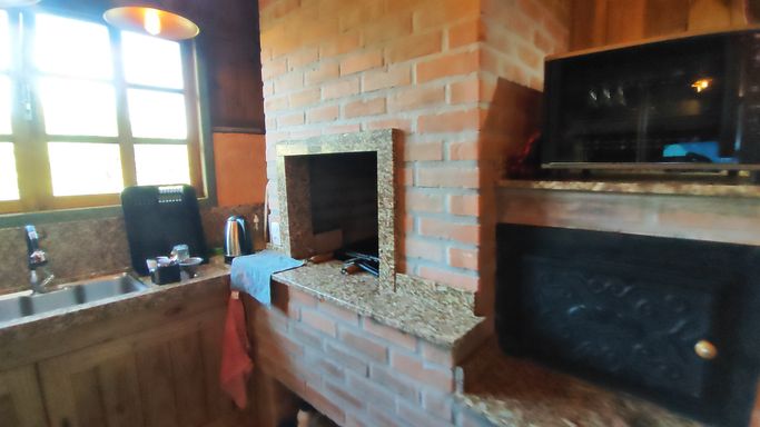 CHURRASQUEIRA, FORNO E FOGAO A LENHA