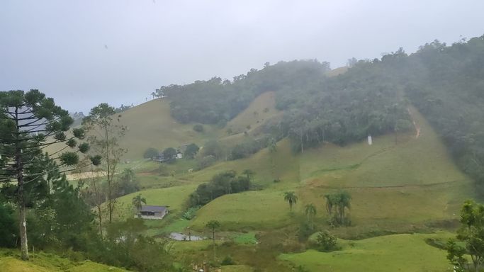 VISTA DE CINEMA DA CASA E DA VARNDA PARA A NATUREZA