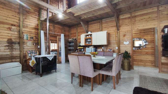 MESA, FOGAO A LENHA E PE DIRETO ALTO DA SALA DE ESTAR