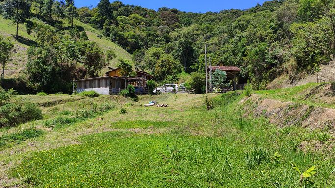 Po ar, canil e portal do sítio