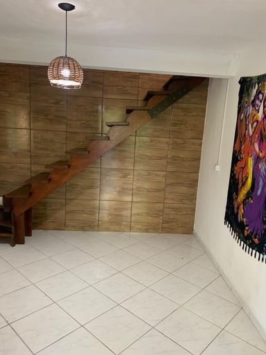 SALA DA CASA ACESSO AO PISO SUPERIOR