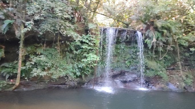 LIINDA CACHOEIRA DENNTRO DO TERRENO