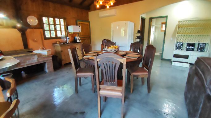 SALA DE ESTAR COM PE DIREITO ALTO