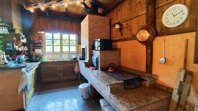 FOGAO A LENHA, E CHURRASQUEIRA