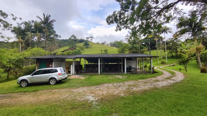 AREA DE FESTAS E LINDA PASTAGEM