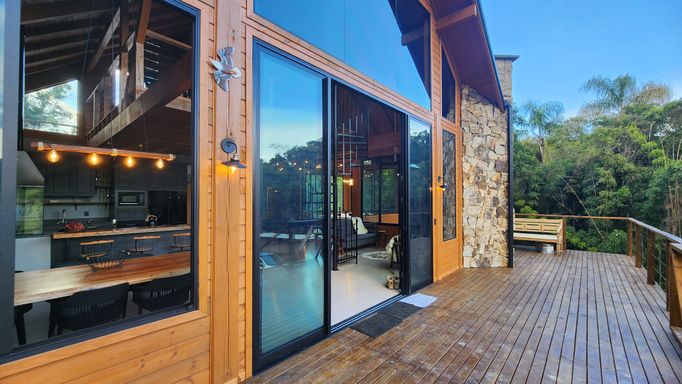 VARANDA E FACHADA DA CASA