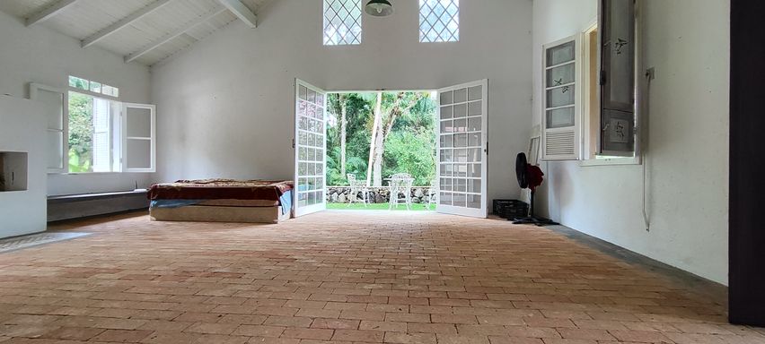 SALA COM PORRTAS LARGAS