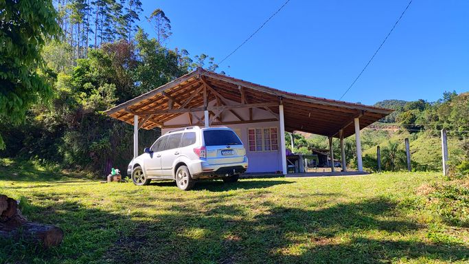 Carro gramado e casa