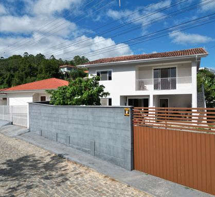 RUA, MJJURO ALTO COM PORTAO ELETRONICO E CASA
