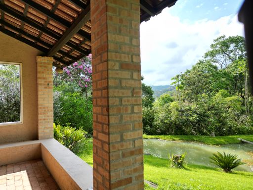 VARANDA COM VISTA PARA O JARDIM E AÇUDES