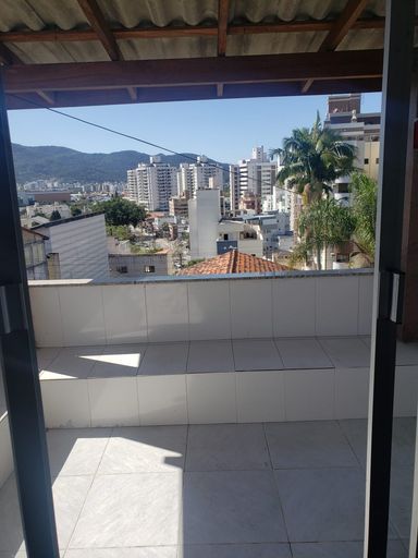 SACADA COM VISTA PARA A CIDADE