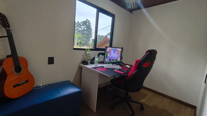 Quarto com escrivaninha