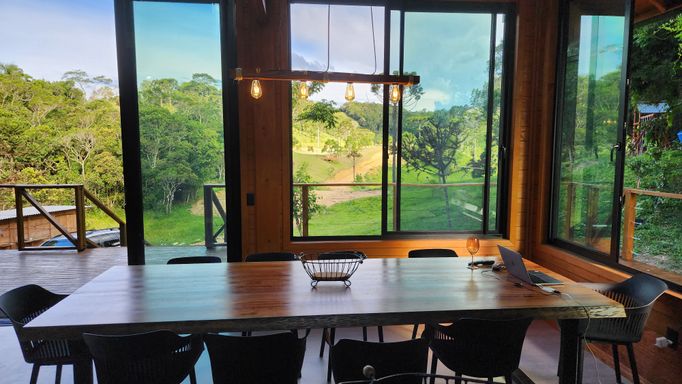 MESA DA SALA E VISTA LINDA PARA OBOSQUE