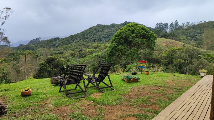 JARDIM FRENTE CASA CADAEIRAS  E VISTA LINDA