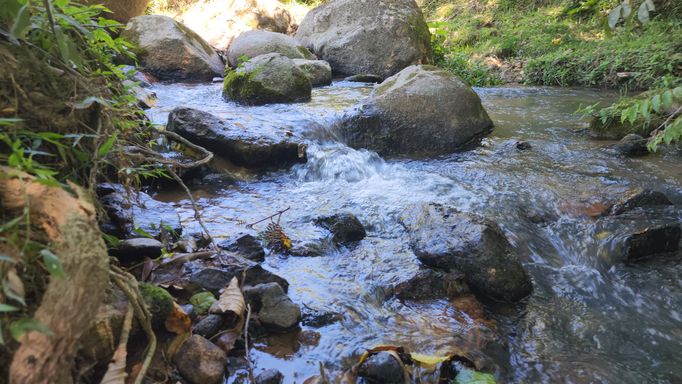 Belo riacho e lindas pedras