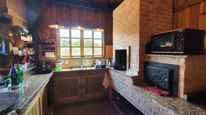 FOGAO E CHURRASQUEIRA E PIAE JANELA DA COZINHA