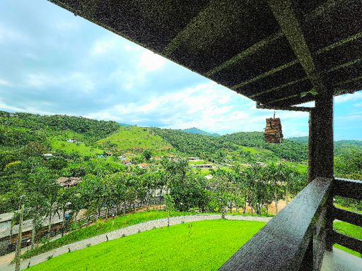 Vista para montanhas