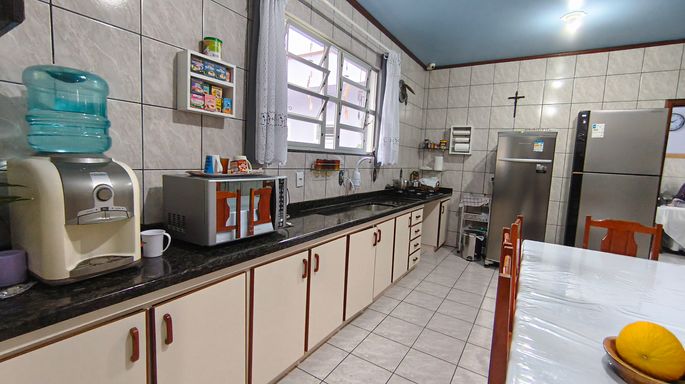 Cozinha com bancada e armários - casa à venda em Águas Mornas/SC