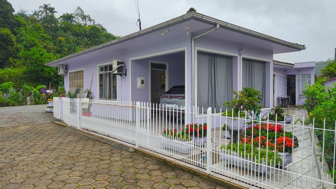 Fachada da casa à venda no Centro de Águas Mornas/SC